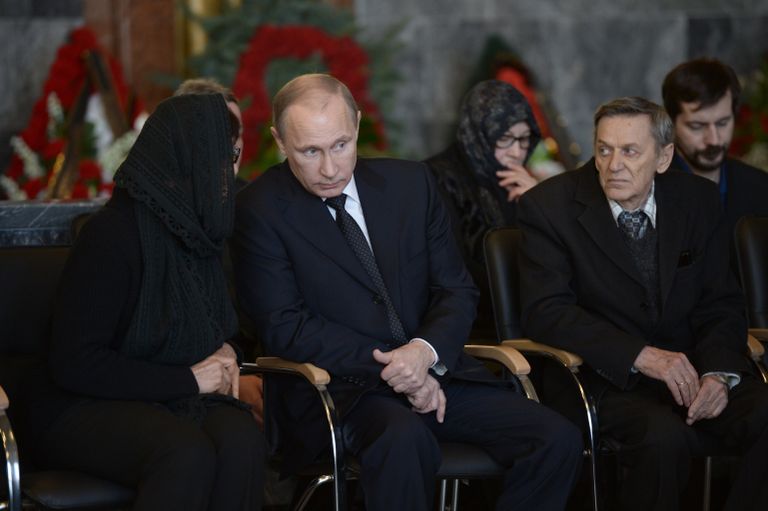 В.Путин на церемонии прощания с М.Калашниковым В.Путин на церемонии прощания с М.Калашниковым