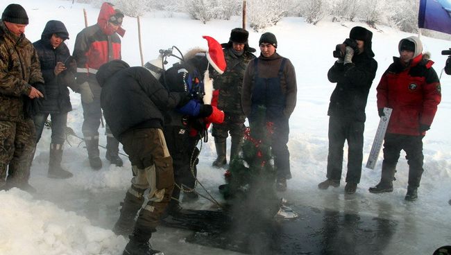 Якутские водолазы установили новогоднюю елку на дне Лены при минус 45 Якутские водолазы установили новогоднюю елку на дне Лены при минус 45