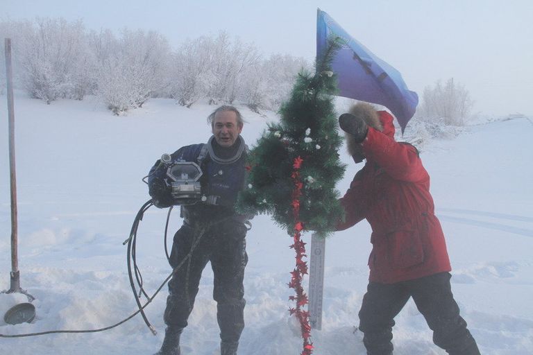 Якутские водолазы установили новогоднюю елку на дне Лены при минус 45 Якутские водолазы установили новогоднюю елку на дне Лены при минус 45