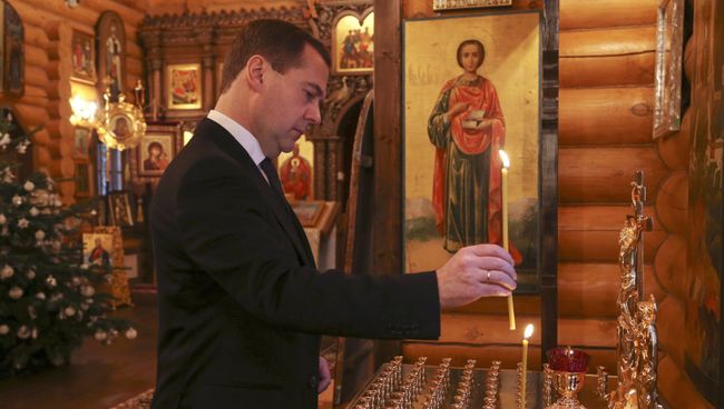 Д.Медведев почтил память погибших в терактах в Волгограде Д.Медведев почтил память погибших в терактах в Волгограде