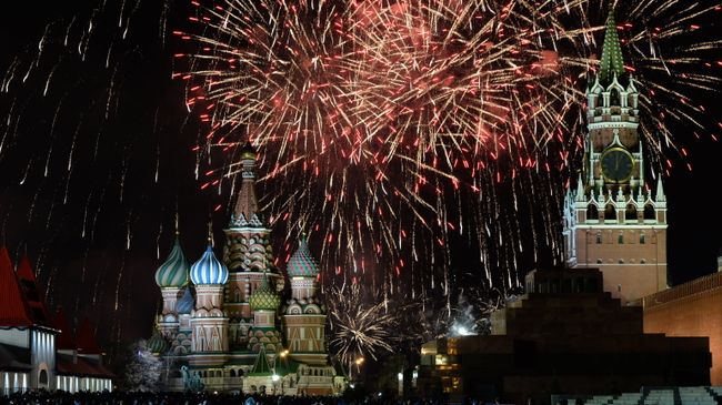 Празднование Нового года на Красной площади. Архивное фото Празднование Нового года на Красной площади. Архивное фото