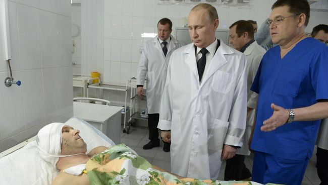 Президент России Владимир Путин во время посещения одной из больниц, куда помещены пострадавшие от терактов в Волгограде Президент России Владимир Путин во время посещения одной из больниц, куда помещены пострадавшие от терактов в Волгограде