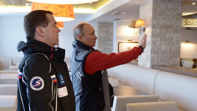 Путин и Медведев во время посещения гостиничного комплекса в горном кластере Путин и Медведев во время посещения гостиничного комплекса в горном кластере