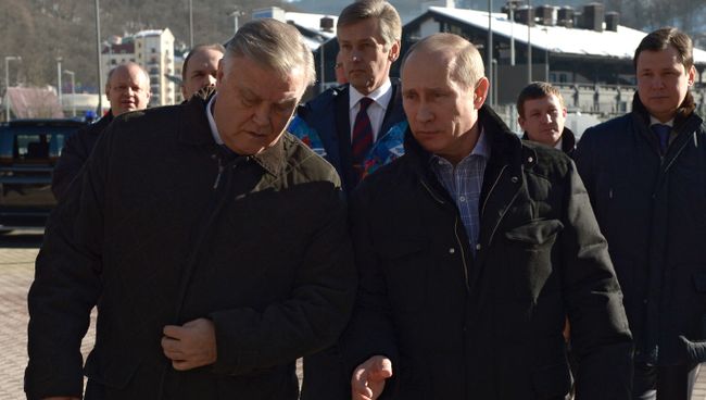 Президент России Владимир Путин во время осмотра железднодорожной станции Красная поляна Президент России Владимир Путин во время осмотра железднодорожной станции Красная поляна