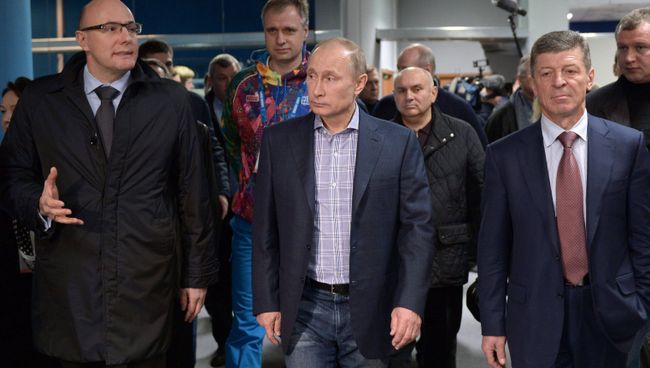 Владимир Путин во время посещения медиацентра Олимпийских игр в Сочи. Событийное фото Владимир Путин во время посещения медиацентра Олимпийских игр в Сочи. Событийное фото