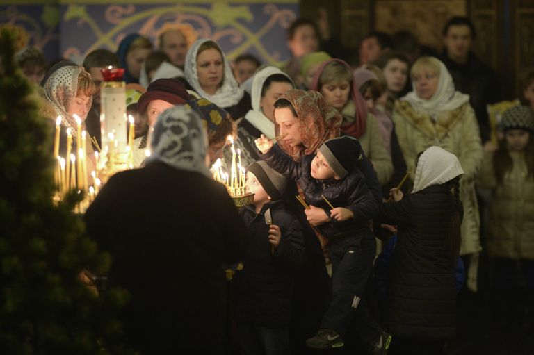 Верующие во время Рождественского богослужения в Храме Нерукотворного Образа Христа Спасителя в Имеретинской низменности в Сочи Верующие во время Рождественского богослужения в Храме Нерукотворного Образа Христа Спасителя в Имеретинской низменности в Сочи