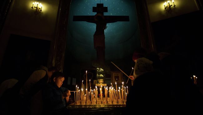 Прихожане во время праздничного Рождественского богослужения в Казанском соборе Санкт-Петербурга Прихожане во время праздничного Рождественского богослужения в Казанском соборе Санкт-Петербурга