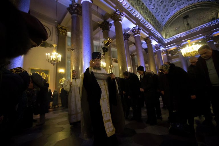 Прихожане во время праздничного Рождественского богослужения в Казанском соборе Санкт-Петербурга Прихожане во время праздничного Рождественского богослужения в Казанском соборе Санкт-Петербурга