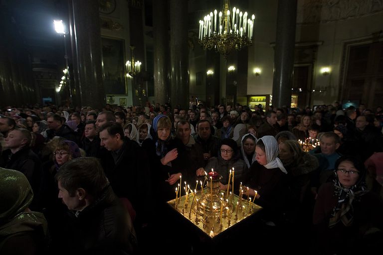 Прихожане во время праздничного Рождественского богослужения в Казанском соборе Санкт-Петербурга Прихожане во время праздничного Рождественского богослужения в Казанском соборе Санкт-Петербурга
