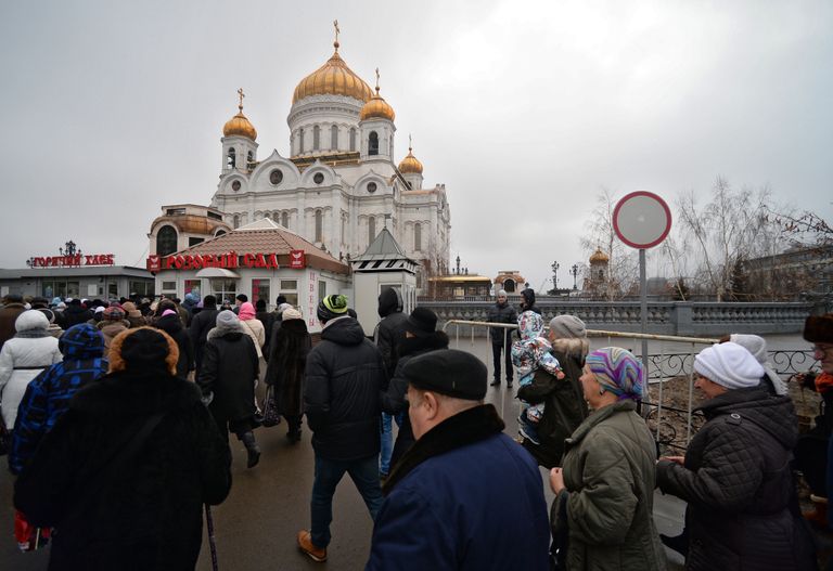 Верующие у Храма Христа Спасителя, где находятся Дары волхвов Верующие у Храма Христа Спасителя, где находятся Дары волхвов