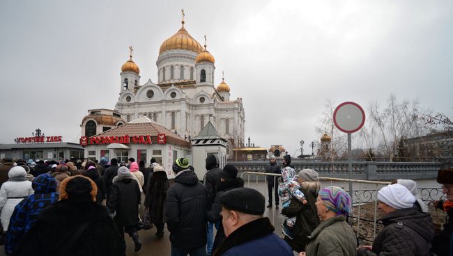 Верующие у Храма Христа Спасителя, где находятся Дары волхвов, фото с места события Верующие у Храма Христа Спасителя, где находятся Дары волхвов, фото с места события