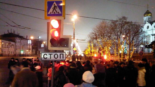Верующие стоят в многокилометровой очереди к Дарам Волхвов в Москве Верующие стоят в многокилометровой очереди к Дарам Волхвов в Москве