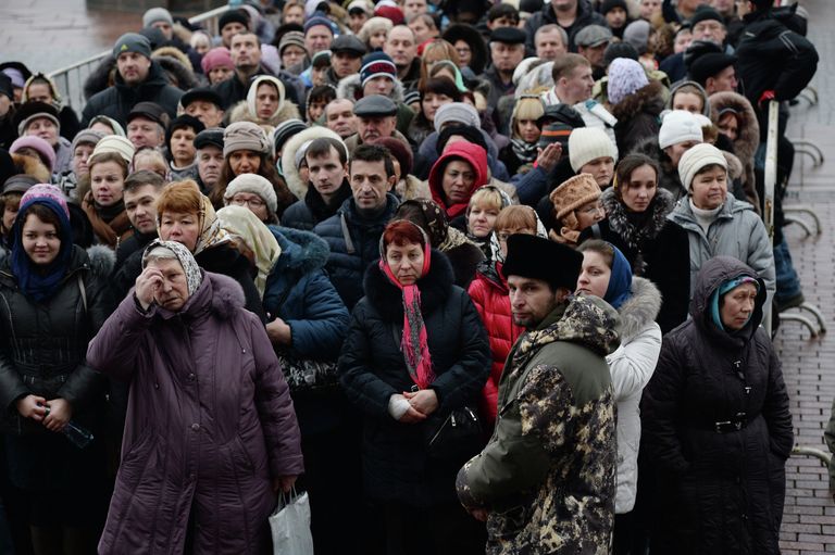 Очередь верующих к Дарам волхвов Очередь верующих к Дарам волхвов