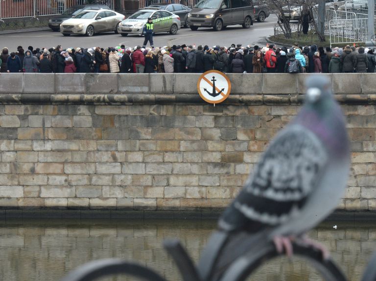 Верующие стоят в очереди к храму Христа Спасителя, где находятся Дары волхвов, впервые привезенные в Москву