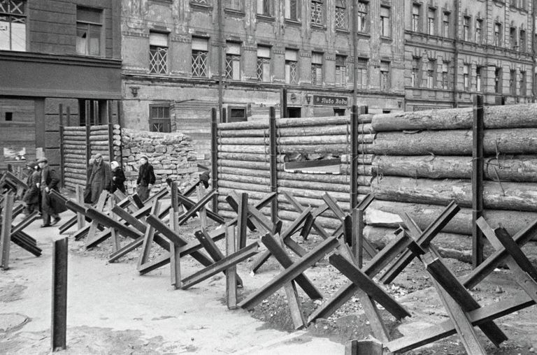 Противотанковые ежи, надолбы и баррикады в Ленинграде Противотанковые ежи, надолбы и баррикады в Ленинграде