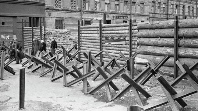 Противотанковые ежи, надолбы и баррикады в Ленинграде Противотанковые ежи, надолбы и баррикады в Ленинграде