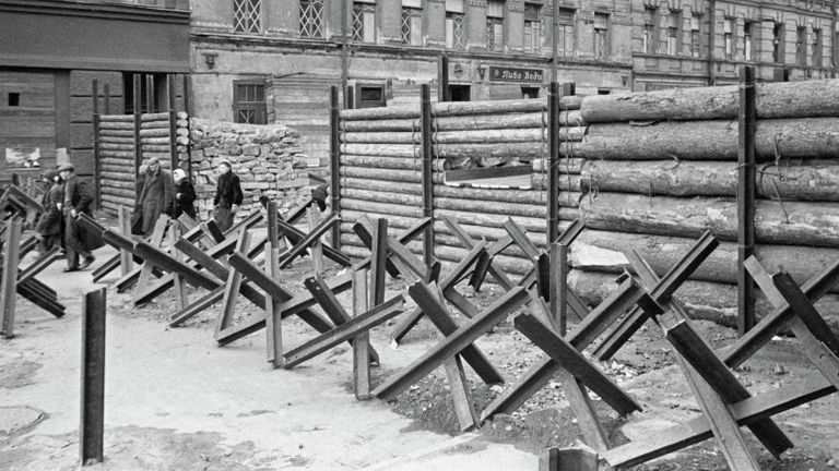 Противотанковые ежи, надолбы и баррикады в Ленинграде Противотанковые ежи, надолбы и баррикады в Ленинграде