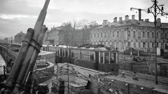 Зенитная установка и трамвай № 12 на улицах города. Ленинград октябрь 1942 года Зенитная установка и трамвай № 12 на улицах города. Ленинград октябрь 1942 года