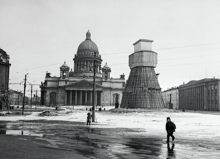 Памятник императору Николаю I на Исаакиевской площади, замаскированный во время блокады Ленинграда Памятник императору Николаю I на Исаакиевской площади, замаскированный во время блокады Ленинграда