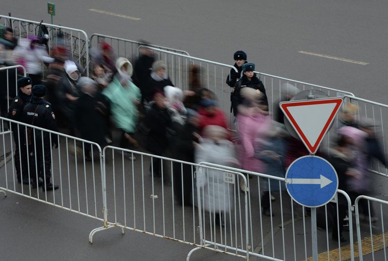 Очередь верующих к Дарам волхвов