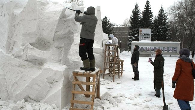 Участники работают над снежными скульптурами в Первомайском сквере