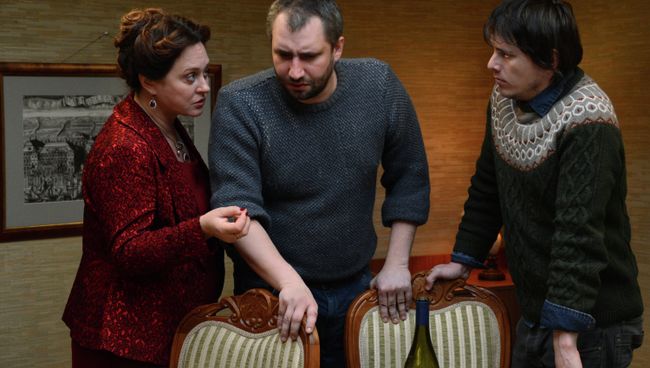 Актриса Наталья Суркова, режиссер Юрий Быков и оператор Кирилл Клепалов во время съемок сцены фильма Юрия Быкова Дурак. Архивное фото Актриса Наталья Суркова, режиссер Юрий Быков и оператор Кирилл Клепалов во время съемок сцены фильма Юрия Быкова Дурак. Архивное фото