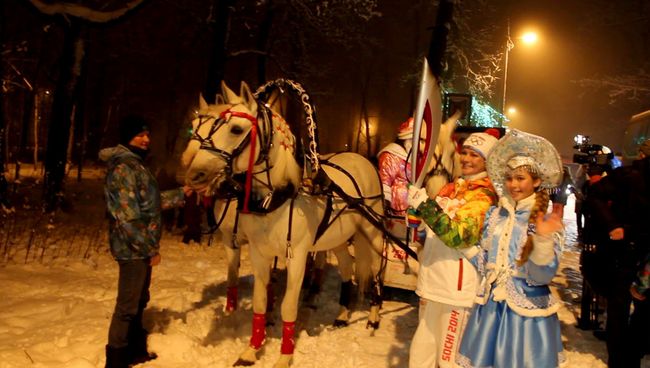 Огонь ОИ прокатили на лошадях в Пензе и пронесли по набережной Волги в Саратове Огонь ОИ прокатили на лошадях в Пензе и пронесли по набережной Волги в Саратове
