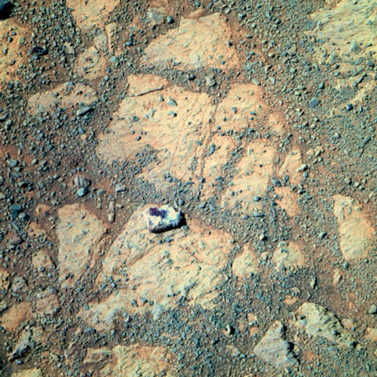 Странный камень появился рядом с марсоходом Opportunity. Он виден на снимке, сделанном на сол 3540 Странный камень появился рядом с марсоходом Opportunity. Он виден на снимке, сделанном на сол 3540