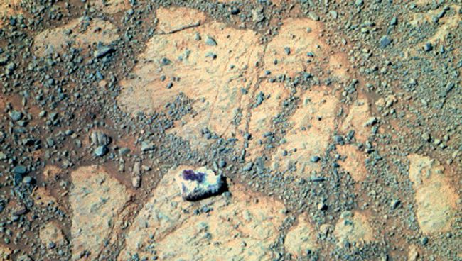 Странный камень появился рядом с марсоходом Opportunity. Он виден на снимке, сделанном на сол 3540 Странный камень появился рядом с марсоходом Opportunity. Он виден на снимке, сделанном на сол 3540