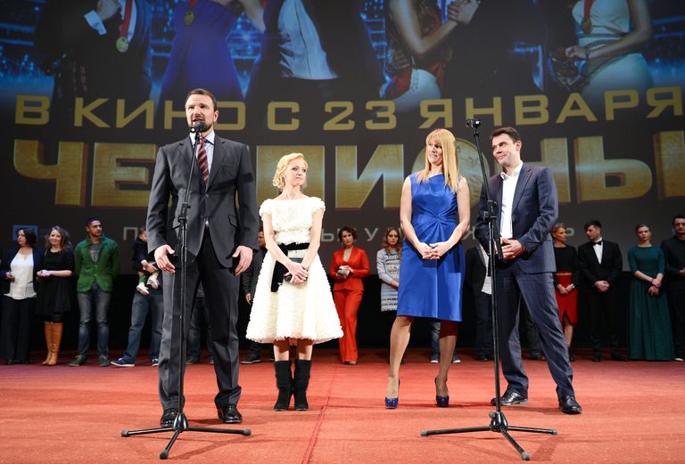Антон Сихарулидзе, Елена Бережная, Светлана Журова и Николай Круглов перед началом показа фильма Чемпионы Антон Сихарулидзе, Елена Бережная, Светлана Журова и Николай Круглов перед началом показа фильма Чемпионы