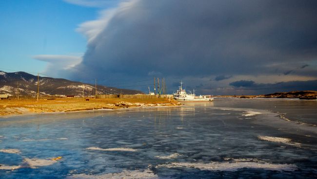 Озеро Байкал зимой. Архивное фото Озеро Байкал зимой. Архивное фото