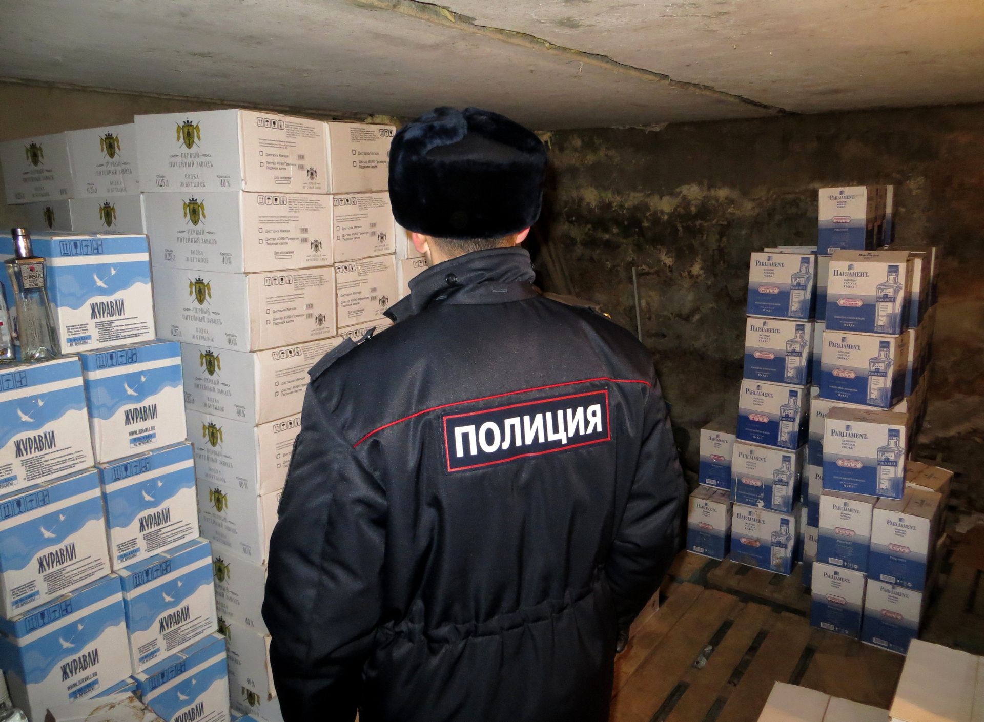 Полиция нашла 14 тысяч бутылок поддельного Hennessy и водки под Астраханью Полиция нашла 14 тысяч бутылок поддельного Hennessy и водки под Астраханью - РИА Новости, 1920, 22.01.2024