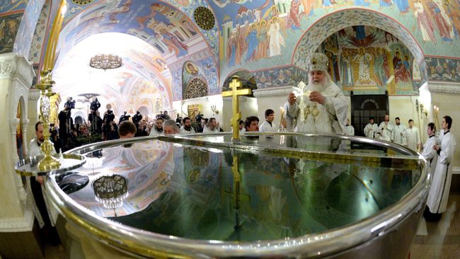 Освящение воды в Крещенский сочельник Освящение воды в Крещенский сочельник