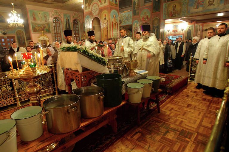 Крещение в Новосибирске: очереди с ведрами, купели на море и в колонии