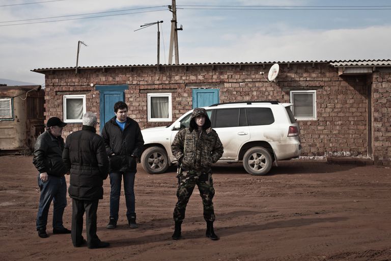 Спасать Скрипника Олег Мельников (третий слева) приехал с охранником мэра Махачкалы Спасать Скрипника Олег Мельников (третий слева) приехал с охранником мэра Махачкалы