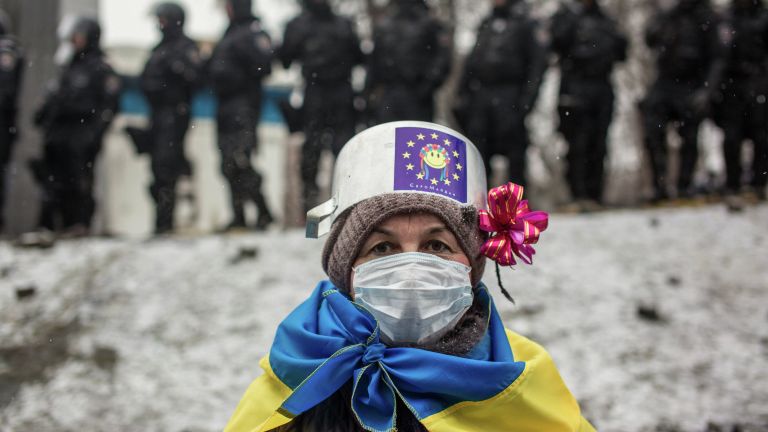 Участница протестных митингов за Евроинтеграцию на улице Грушевского в Киеве Участница протестных митингов за Евроинтеграцию на улице Грушевского в Киеве