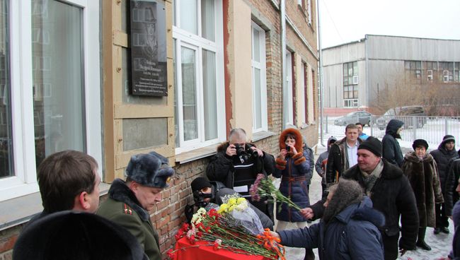 Памятную доску установили в школе №2 Красноярска, где учился погибший в Афганистане Валерий Королев, фото с место событий