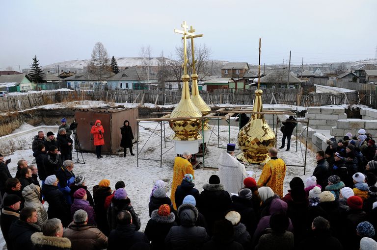 Церковный долгострой: купола установлены на новый храм в Красноярске Церковный долгострой: купола установлены на новый храм в Красноярске