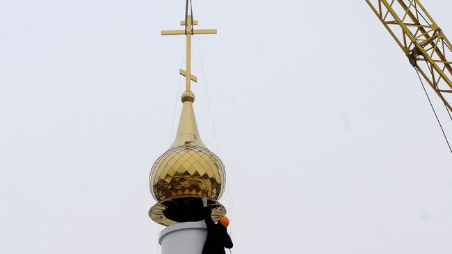 Установка куполов на строящийся храм иконы Божией матери Всех скорбящих радость в поселке Торгашино (Красноярск)