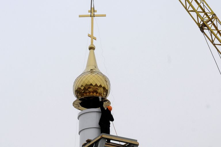 Церковный долгострой: купола установлены на новый храм в Красноярске Церковный долгострой: купола установлены на новый храм в Красноярске