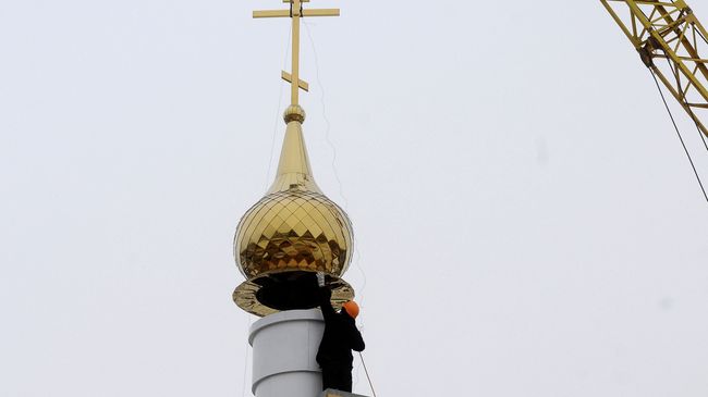 Установка куполов на строящийся храм иконы Божией матери Всех скорбящих радость в поселке Торгашино (Красноярск)