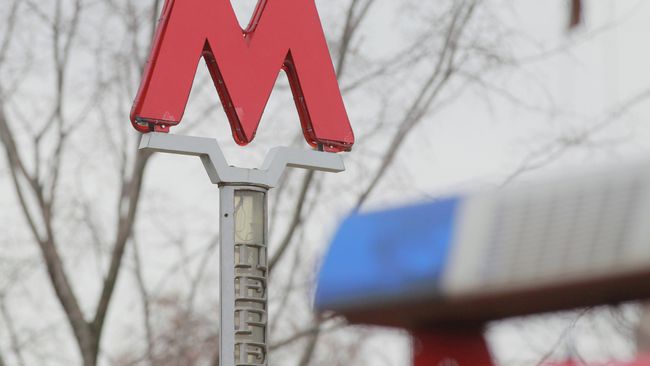Машина пожарной охраны МЧС России у входа на станцию московского метрополитена. Архивное фото