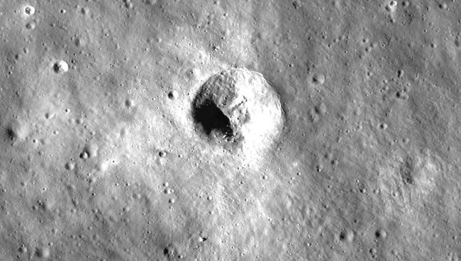 Кратер c лунной базой на снимке высокого разрешения с борта зонда LRO Кратер c лунной базой на снимке высокого разрешения с борта зонда LRO