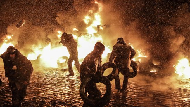 Митингующие на улице Грушевского в Киеве, архивное фото Митингующие на улице Грушевского в Киеве, архивное фото