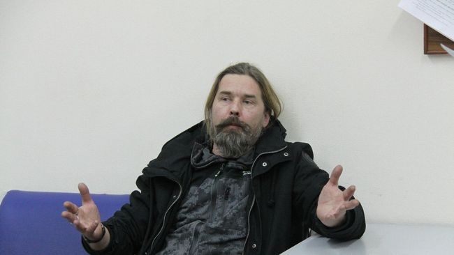 Музыкант Сергей Паук Троицкий в дежурной части линейного отдела полиции в новосибирском аэропорту Толмачево