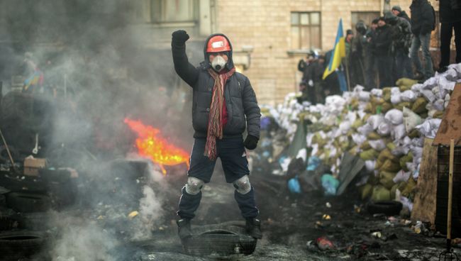 Оппозиционеры на баррикаде на улице Грушевского в Киеве. Архивное фото Оппозиционеры на баррикаде на улице Грушевского в Киеве. Архивное фото
