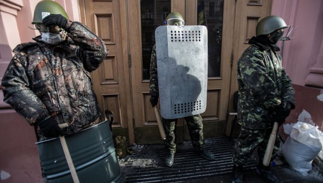 Сторонники оппозиции у входа в захваченное протестующими здание Министерства юстиции Украины. Архивное фото
