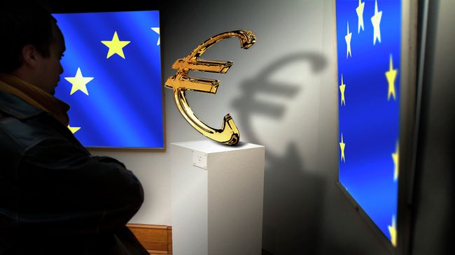 Флаги Евросоюза и значок евро Флаги Евросоюза и значок евро