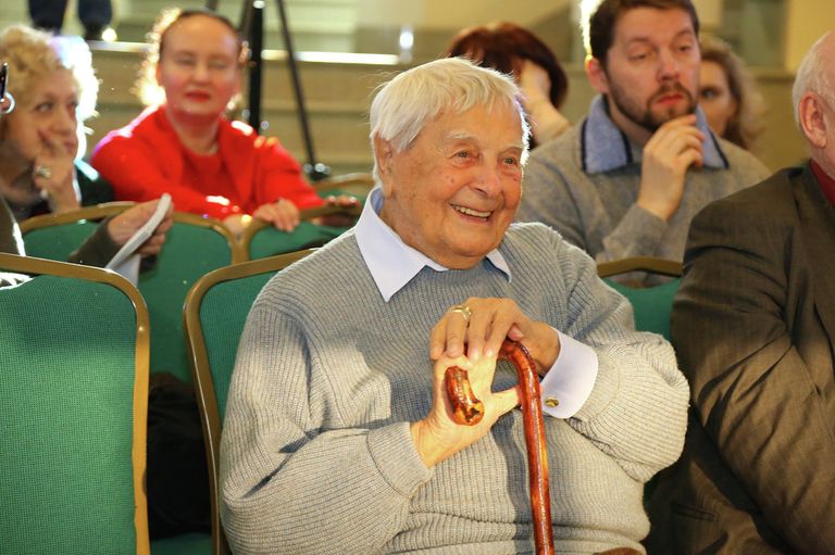 Юрий Любимов на презентации макета декораций к постановке Школа жен