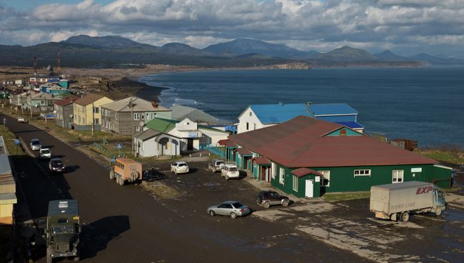 Юго-восточная часть поселка Южно-Курильск на острове Кунашир. Архивное фото Юго-восточная часть поселка Южно-Курильск на острове Кунашир. Архивное фото
